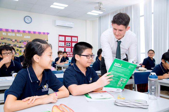 Những tiết học đầu tiên của năm học mới được bắt đầu ngay sau đó với những phương pháp giáo dục hiện đại, phát huy tối đa vai trò chủ động sáng tạo, chủ động của học sinh, khiến không khí lớp học vô cùng sôi nổi.