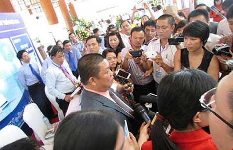 Ông Lê Phước Vũ trong vòng vây báo chí tại Hội nghị xúc tiến đầu tư vào Ninh Thuận ngày 27/8/2016. Ảnh: HOÀNG CÔNG TÂM/PLO. Ông Lê Phước Vũ trong vòng vây báo chí tại Hội nghị xúc tiến đầu tư vào Ninh Thuận ngày 27/8/2016. Ảnh: HOÀNG CÔNG TÂM/PLO.