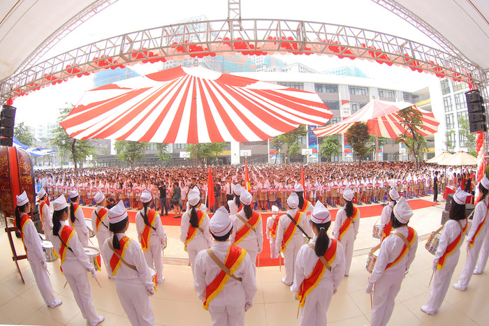 Lễ Khai giảng năm học 2016-2017 của hơn 3.200 học sinh trường Trung học Vinschool đã diễn ra trong bầu không khí ấm áp, hân hoan. Năm học mới, học sinh khối Trung học được học tập tại cơ sở mới ở T37 Times City. Đây là một trong những ngôi trường có cơ sở vật chất hiện đại theo tiêu chuẩn quốc tế, với bể bơi trong nhà, thư viện, nhà thi đấu đa năng, phòng lab, trung tâm test ngôn ngữ...