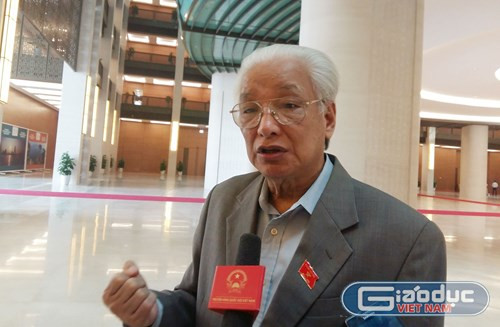 TS. Cao Sỹ Kiêm cho biết, nếu tình trạng lỗ kéo dài nợ xấu ra tăng EximBank sẽ đứng trước viễn cảnh phải sáp nhập thậm chí mua lại với giá 0 đồng. TS. Cao Sỹ Kiêm cho biết, nếu tình trạng lỗ kéo dài nợ xấu ra tăng EximBank sẽ đứng trước viễn cảnh phải sáp nhập thậm chí mua lại với giá 0 đồng.