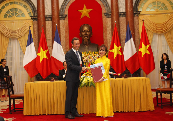 Tổng Giám đốc Airbus Fabrice Brégier và Tổng Giám đốc Vietjet Nguyễn Thị Phương Thảo tai buổi ký kết