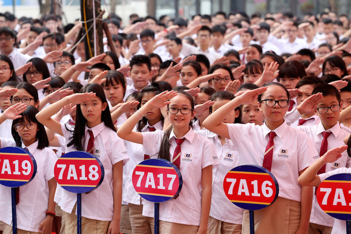 Sau giây phút chào cờ trang nghiêm, hàng nghìn học sinh Vinschool đã hoà giọng thành một dàn hợp xướng khổng lồ cùng cất cao bài hát Quốc ca. Đây là một trong những khoảnh khắc xúc động đặc biệt của Lễ Khai giảng.
