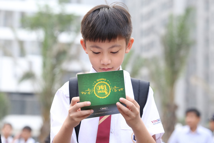 Các em học sinh còn vô cùng xúc động, sung sướng khi được nhận thiệp chúc từ chính các thầy cô giáo. Thầy Jimmy đến từ Anh quốc chia sẻ thầy chưa từng thấy hoạt động này tại Anh và các nước châu Á thầy đã từng dạy tiếng Anh như Trung Quốc, Thái Lan… “Đây là một ý tưởng của Vinschool và tôi thấy rất hay. Việc này không chỉ mang lại cho các em động lực, sự hứng khởi mở đầu năm học mới mà còn giúp tình cảm thầy trò gắn kết hơn”, thầy Jimmy chia sẻ.