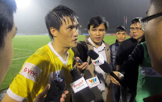 Công Vinh trả lời báo chí sau trận đấu.