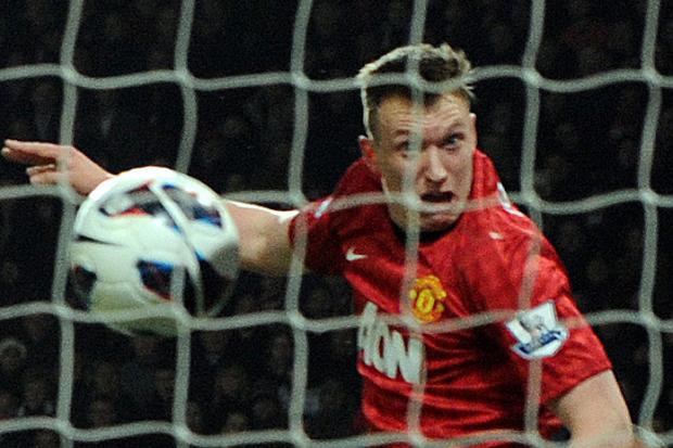 Mặt của Phil Jones khá hài hước. Mặt của Phil Jones khá hài hước.