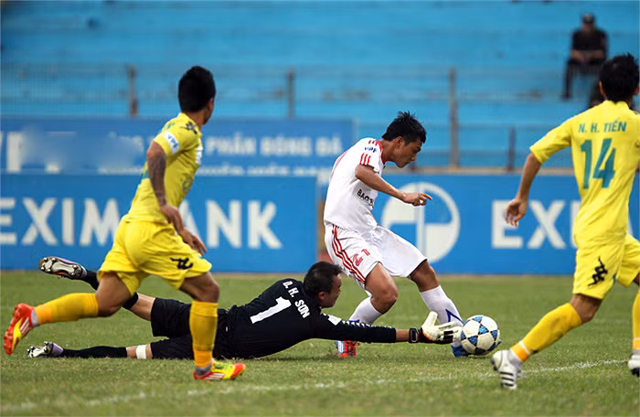 Hồng Sơn và Hồng Tiến mắc không ít sai lầm khi đối đầu với đội bóng cũ. Ảnh: Quang Minh