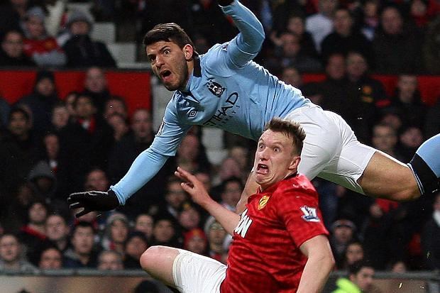Đêm qua, Phil Jones đã không thể theo kịp Aguero trong tình huống tiền đạo người Argentina ghi bàn ấn định tỉ số 2-1 cho Man Xanh, trung vệ của M.U đã phát hoảng khi nhìn bóng bay vào khung thành của De Gea. Đêm qua, Phil Jones đã không thể theo kịp Aguero trong tình huống tiền đạo người Argentina ghi bàn ấn định tỉ số 2-1 cho Man Xanh, trung vệ của M.U đã phát hoảng khi nhìn bóng bay vào khung thành của De Gea.