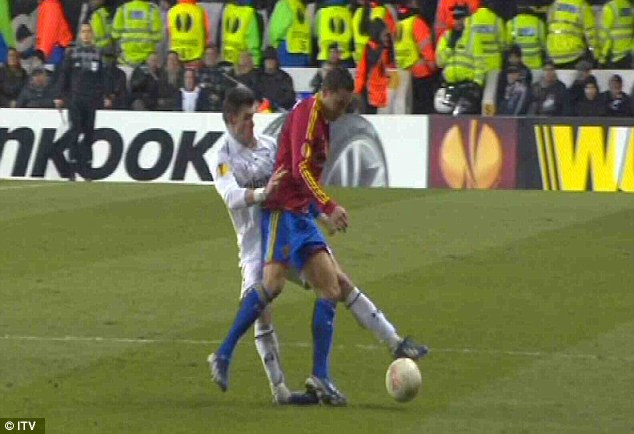 Không ít CĐV đã bàng hoàng khi chứng kiến cảnh tượng này. Không ít CĐV đã bàng hoàng khi chứng kiến cảnh tượng này.