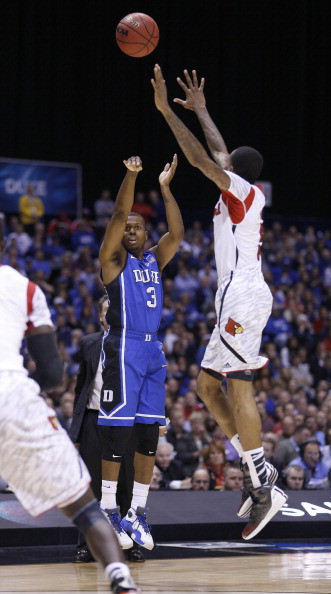 Trong một pha bật cao ở trận đấu với Blue Devils, do tiếp đất không tốt, Kevin Ware của đội bóng rổ trường Đại học Louisville thuộc bang Kentucky đã dính một chấn thương khiến hàng triệu khán giả đang xem trực tiếp trận đấu phải dựng tóc gáy và bật khóc. Trong một pha bật cao ở trận đấu với Blue Devils, do tiếp đất không tốt, Kevin Ware của đội bóng rổ trường Đại học Louisville thuộc bang Kentucky đã dính một chấn thương khiến hàng triệu khán giả đang xem trực tiếp trận đấu phải dựng tóc gáy và bật khóc.