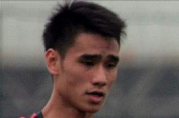 ĐINH TIẾN THÀNH XM VICEM HẢI PHÒNG LÊ HOÀNG PHÁT THIERRY ĐỒNG NAI NGUYỄN VĂN BIỂN HÀ NỘI T&T Chiếm suất đá chính của các bậc đàn anh như Minh Đức, Như Thành, Anh Tuấn, trung vệ trẻ Tiến Thành đã có một ngày thi đấu rất tốt. Dù anh chỉ thi đấu khoảng 70 phút trong trận gặp B.Bình Dương nhưng trong thời gian trên sân, Tiến Thành chơi rất chắc chân, tranh chấp thông minh và "bắt chết" bộ đôi Sunday - Anh Đức. Lê Hoàng Phát Thierry có lần thứ hai góp mặt ở Đội hình tiêu biểu vòng đấu, lần này anh thậm chí còn chơi ấn tượng hơn nhiều. Ngoài việc là chốt chặng vững chắc trước khung thành Đồng Nai, khi được đẩy lên đá tiền đạo ở nửa cuối hiệp hai trận gặp HAGL, trung vệ gốc Cameroon đã ghi liền hai bàn thắng, mang về trận hòa 2-2 cho Đồng Nai. Trong khi đó, hậu vệ đa năng Văn Biển cũng rất xứng đáng được xướng tên trong ĐHTB vòng này khi anh đã có một trận đấu năng nổ và thực hiện một pha kiến tạo giúp Gonzalo gỡ hòa 1-1 cho Hà Nội T&T ở trận gặp SLNA. ĐINH TIẾN THÀNH XM VICEM HẢI PHÒNG LÊ HOÀNG PHÁT THIERRY ĐỒNG NAI NGUYỄN VĂN BIỂN HÀ NỘI T&T Chiếm suất đá chính của các bậc đàn anh như Minh Đức, Như Thành, Anh Tuấn, trung vệ trẻ Tiến Thành đã có một ngày thi đấu rất tốt. Dù anh chỉ thi đấu khoảng 70 phút trong trận gặp B.Bình Dương nhưng trong thời gian trên sân, Tiến Thành chơi rất chắc chân, tranh chấp thông minh và "bắt chết" bộ đôi Sunday - Anh Đức. Lê Hoàng Phát Thierry có lần thứ hai góp mặt ở Đội hình tiêu biểu vòng đấu, lần này anh thậm chí còn chơi ấn tượng hơn nhiều. Ngoài việc là chốt chặng vững chắc trước khung thành Đồng Nai, khi được đẩy lên đá tiền đạo ở nửa cuối hiệp hai trận gặp HAGL, trung vệ gốc Cameroon đã ghi liền hai bàn thắng, mang về trận hòa 2-2 cho Đồng Nai. Trong khi đó, hậu vệ đa năng Văn Biển cũng rất xứng đáng được xướng tên trong ĐHTB vòng này khi anh đã có một trận đấu năng nổ và thực hiện một pha kiến tạo giúp Gonzalo gỡ hòa 1-1 cho Hà Nội T&T ở trận gặp SLNA.