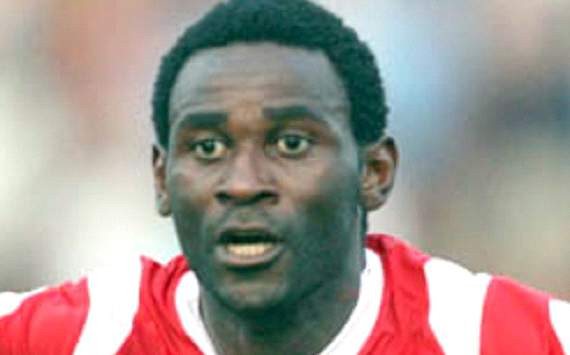 ĐINH TIẾN THÀNH XM VICEM HẢI PHÒNG LÊ HOÀNG PHÁT THIERRY ĐỒNG NAI NGUYỄN VĂN BIỂN HÀ NỘI T&T Chiếm suất đá chính của các bậc đàn anh như Minh Đức, Như Thành, Anh Tuấn, trung vệ trẻ Tiến Thành đã có một ngày thi đấu rất tốt. Dù anh chỉ thi đấu khoảng 70 phút trong trận gặp B.Bình Dương nhưng trong thời gian trên sân, Tiến Thành chơi rất chắc chân, tranh chấp thông minh và "bắt chết" bộ đôi Sunday - Anh Đức. Lê Hoàng Phát Thierry có lần thứ hai góp mặt ở Đội hình tiêu biểu vòng đấu, lần này anh thậm chí còn chơi ấn tượng hơn nhiều. Ngoài việc là chốt chặng vững chắc trước khung thành Đồng Nai, khi được đẩy lên đá tiền đạo ở nửa cuối hiệp hai trận gặp HAGL, trung vệ gốc Cameroon đã ghi liền hai bàn thắng, mang về trận hòa 2-2 cho Đồng Nai. Trong khi đó, hậu vệ đa năng Văn Biển cũng rất xứng đáng được xướng tên trong ĐHTB vòng này khi anh đã có một trận đấu năng nổ và thực hiện một pha kiến tạo giúp Gonzalo gỡ hòa 1-1 cho Hà Nội T&T ở trận gặp SLNA. ĐINH TIẾN THÀNH XM VICEM HẢI PHÒNG LÊ HOÀNG PHÁT THIERRY ĐỒNG NAI NGUYỄN VĂN BIỂN HÀ NỘI T&T Chiếm suất đá chính của các bậc đàn anh như Minh Đức, Như Thành, Anh Tuấn, trung vệ trẻ Tiến Thành đã có một ngày thi đấu rất tốt. Dù anh chỉ thi đấu khoảng 70 phút trong trận gặp B.Bình Dương nhưng trong thời gian trên sân, Tiến Thành chơi rất chắc chân, tranh chấp thông minh và "bắt chết" bộ đôi Sunday - Anh Đức. Lê Hoàng Phát Thierry có lần thứ hai góp mặt ở Đội hình tiêu biểu vòng đấu, lần này anh thậm chí còn chơi ấn tượng hơn nhiều. Ngoài việc là chốt chặng vững chắc trước khung thành Đồng Nai, khi được đẩy lên đá tiền đạo ở nửa cuối hiệp hai trận gặp HAGL, trung vệ gốc Cameroon đã ghi liền hai bàn thắng, mang về trận hòa 2-2 cho Đồng Nai. Trong khi đó, hậu vệ đa năng Văn Biển cũng rất xứng đáng được xướng tên trong ĐHTB vòng này khi anh đã có một trận đấu năng nổ và thực hiện một pha kiến tạo giúp Gonzalo gỡ hòa 1-1 cho Hà Nội T&T ở trận gặp SLNA.