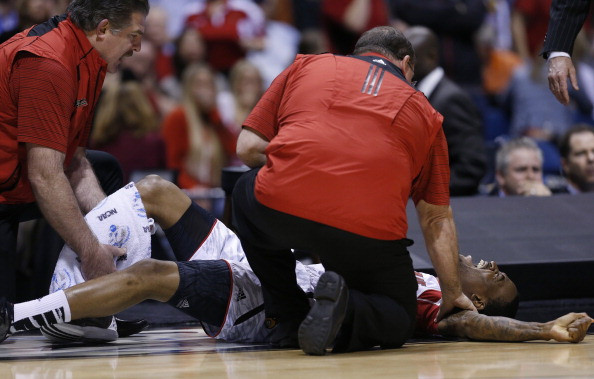 Các bác sĩ ngay lập tức vào sơ cứu cho Kevin. Các bác sĩ ngay lập tức vào sơ cứu cho Kevin.