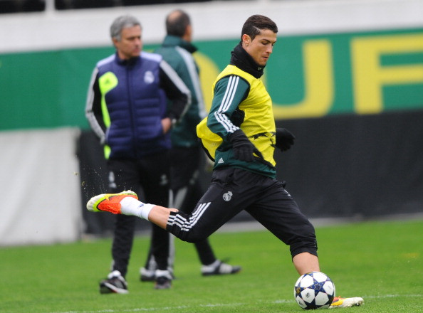 Thầy trò Mourinho sẽ được thưởng đậm nếu vô địch Champions League.