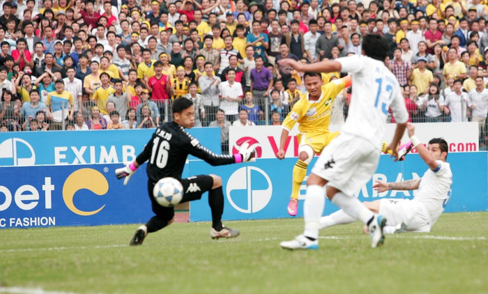 Cú sút quyết đoán mở tỉ số của Trọng Hoàng. Ảnh: Tùng Lê Cú sút quyết đoán mở tỉ số của Trọng Hoàng. Ảnh: Tùng Lê