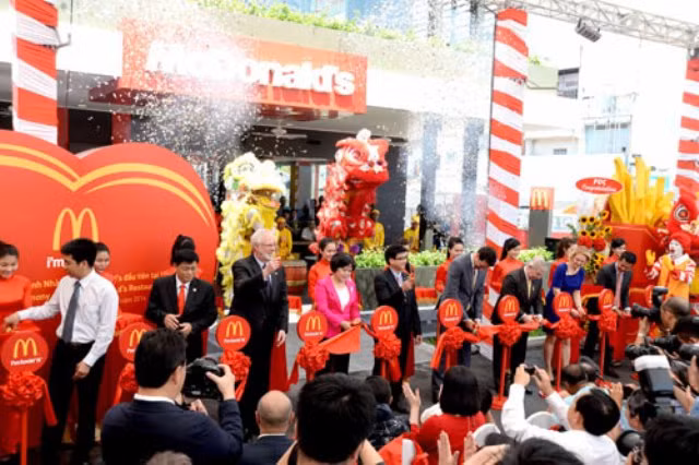 Quang cảnh buổi lễ khai trương cửa hàng McDonald’s đầu tiên tại TP HCM (ảnh Thanh Niên)