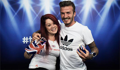 Một fan nữ cũng bật khóc khi được chụp hình cùng Becks. Một fan nữ cũng bật khóc khi được chụp hình cùng Becks.