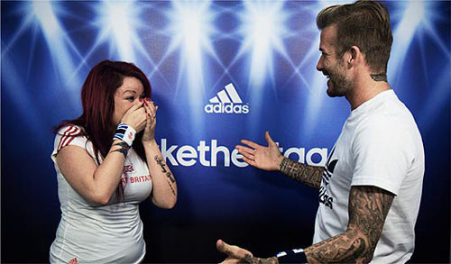 Một fan nữ cũng bật khóc khi được chụp hình cùng Becks. Một fan nữ cũng bật khóc khi được chụp hình cùng Becks.