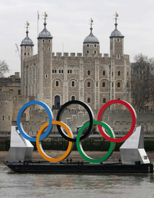 Khán giả sẽ được chứng kiến sân khấu trở thành một đồng cỏ thật với sự hiện diện đầy đủ các động vật sống như ngựa, bò và cừu và có cả mây, mưa…