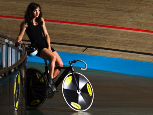 Để có được thân hình quyến rũ như thế này, cô đã phải luyện tập rất vất vả với 6 tiếng mỗi ngày trong phòng tập và chỉ nghỉ duy nhất ngày Chủ nhật. Để có được thân hình quyến rũ như thế này, cô đã phải luyện tập rất vất vả với 6 tiếng mỗi ngày trong phòng tập và chỉ nghỉ duy nhất ngày Chủ nhật.