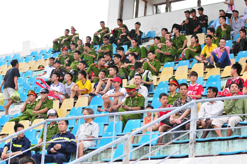 Có rất ít NHM đến sân, cũng vì thế mà lực lượng an ninh có một ngày làm việc khá nhàn rỗi. Có rất ít NHM đến sân, cũng vì thế mà lực lượng an ninh có một ngày làm việc khá nhàn rỗi.