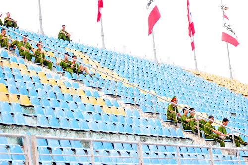 Có rất ít NHM đến sân, cũng vì thế mà lực lượng an ninh có một ngày làm việc khá nhàn rỗi. Có rất ít NHM đến sân, cũng vì thế mà lực lượng an ninh có một ngày làm việc khá nhàn rỗi.