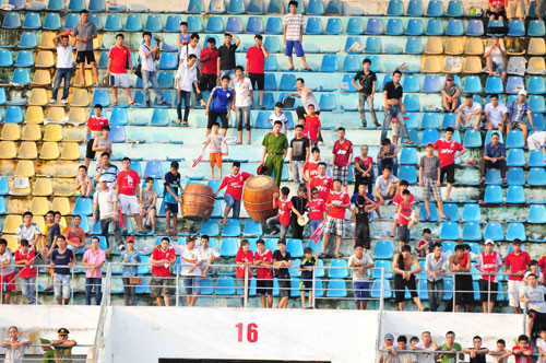 Để thua 0-2 trước Hà Nội T&T chiều qua, Hải Phòng xuống hạng tới 99%, bởi kết quả giữa Khánh Hòa và Kiên Giang dù thế nào đi nữa thì Hải Phòng vẫn xuống hạng nhất sớm trước 4 vòng đấu. Chính vì thế, các CĐV đất cảng vô cùng thất vọng trước kết quả của đội nhà… Để thua 0-2 trước Hà Nội T&T chiều qua, Hải Phòng xuống hạng tới 99%, bởi kết quả giữa Khánh Hòa và Kiên Giang dù thế nào đi nữa thì Hải Phòng vẫn xuống hạng nhất sớm trước 4 vòng đấu. Chính vì thế, các CĐV đất cảng vô cùng thất vọng trước kết quả của đội nhà…