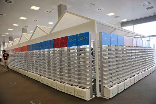 Giá để lịch thi đấu, kết quả của từng môn thi cũng được để gọn một chỗ.