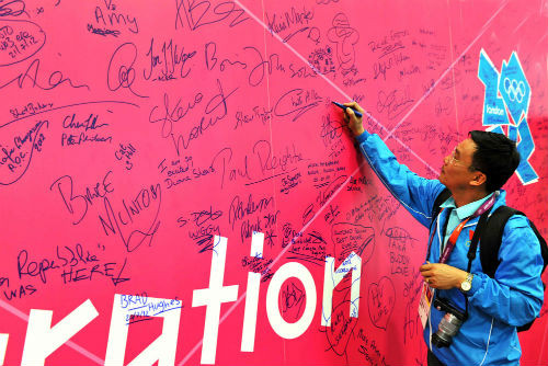 Và để ghi nhớ, Trung tâm Báo chí còn có cả khu vực ký tên lưu niệm. Và để ghi nhớ, Trung tâm Báo chí còn có cả khu vực ký tên lưu niệm.