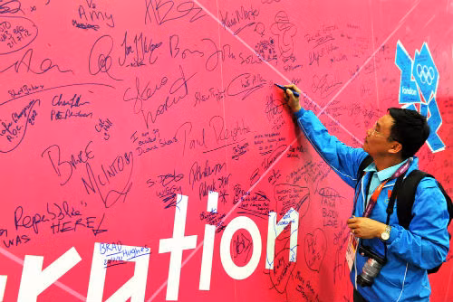 Và để ghi nhớ, Trung tâm Báo chí còn có cả khu vực ký tên lưu niệm.