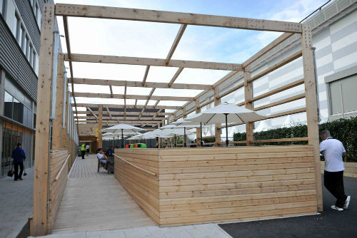 Thư giãn bằng cách thưởng thức cà phê ngoài trời chắc chắn sẽ thu hút được rất nhiều PV. Thư giãn bằng cách thưởng thức cà phê ngoài trời chắc chắn sẽ thu hút được rất nhiều PV.