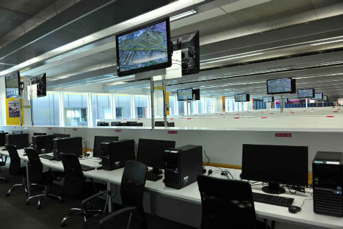 Làm việc bằng máy tính để bàn cũng được để riêng một chỗ. Làm việc bằng máy tính để bàn cũng được để riêng một chỗ.