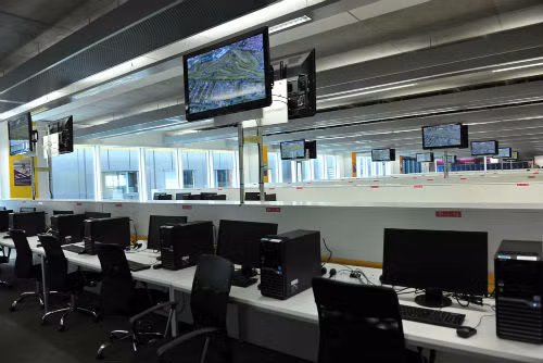 Làm việc bằng máy tính để bàn cũng được để riêng một chỗ.