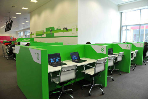 Khu làm việc bằng máy tính xách tay. Khu làm việc bằng máy tính xách tay.