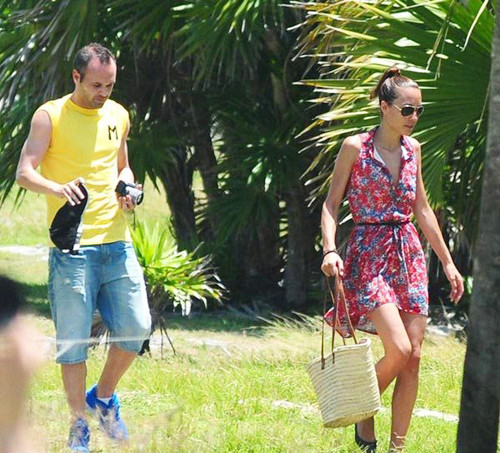 Giây phút hạnh phúc của cặp đôi “trai tài, gái sắc” Iniesta và Anna Ortiz. Giây phút hạnh phúc của cặp đôi “trai tài, gái sắc” Iniesta và Anna Ortiz.