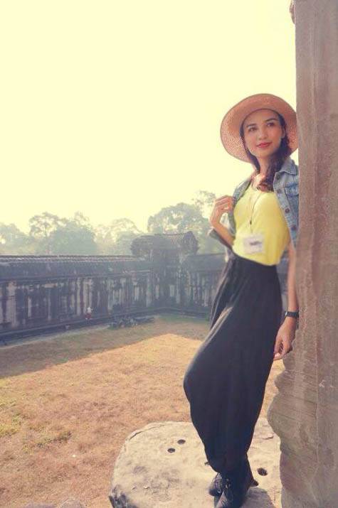 Không khoác lên mình những trang phục tinh tế, cầu kỳ khi xuất hiện trong các sự kiện văn hóa hoa hậu du lịch trở về với hình ảnh của một cô nàng cá tính, giản dị, phóng khoáng, tươi trẻ và say mê khám phá văn hóa và thế giới. Không khoác lên mình những trang phục tinh tế, cầu kỳ khi xuất hiện trong các sự kiện văn hóa hoa hậu du lịch trở về với hình ảnh của một cô nàng cá tính, giản dị, phóng khoáng, tươi trẻ và say mê khám phá văn hóa và thế giới.
