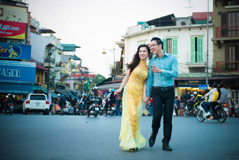 Lớn lên ở Mỹ, bắt đầu sự nghiệp ca hát từ giải nhất tiếng hát Bắc Califonia, Kavie Trần là gương mặt quen thuộc trong làng ca nhạc hải ngoại.