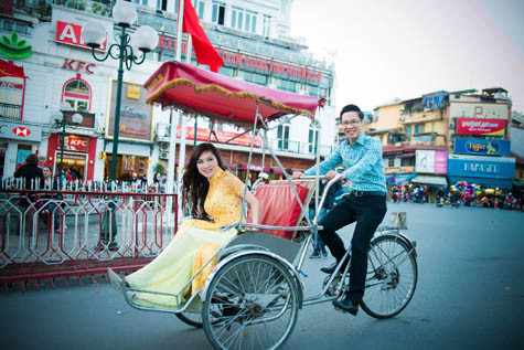 Đầu xuân, Kavie Trần cùng MC Anh Quân đã có những giây phút dạo phố xuân Hà Nội. Lần dầu tiên MC Anh Quân thử ngồi trên chiếc xích lô và đạp một vòng chở cô bạn thân Kavie đi dạo phố xuân. Phố phường bình yên, Hà Nội ngọt ngào trong nắng ấm... chính là sức hấp dẫn khiến Kavie và Anh Quân đều quyết tâm, sẽ trở lại Hà Nội đón tết vào năm... sau.