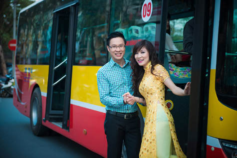 Những ngày đầu xuân, trong cái nắng ấm áp và ngọt ngào mùa xuân, Kavie vô cùng hạnh phúc khi được mặc tà áo dài của cô gái Việt Nam dạo phố Xuân cùng người bạn thân là MC Anh Quân.