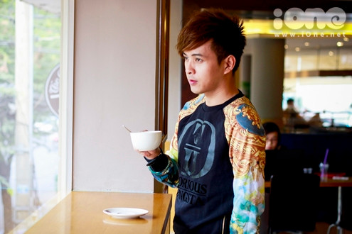 Trải qua nhiều vất vả chính là điều khiến nam ca sĩ mạnh mẽ và không ngừng vươn lên.