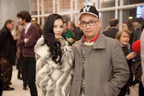 Mặc dù vô cùng bận rộn nhưng cô vẫn cố gắng tranh thủ thời gian để tới thưởng thức buổi trình diễn lớn này, đây cũng là một thói quen mà Lý Nhã Kỳ ít khi bỏ qua mỗi khi đi công tác ở trời Âu. Mặc dù vô cùng bận rộn nhưng cô vẫn cố gắng tranh thủ thời gian để tới thưởng thức buổi trình diễn lớn này, đây cũng là một thói quen mà Lý Nhã Kỳ ít khi bỏ qua mỗi khi đi công tác ở trời Âu.