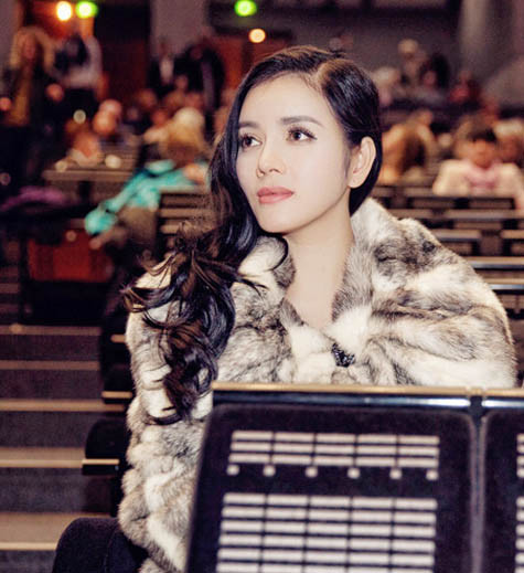 Cô cảm thấy hạnh phúc và thích thú khi được hoà vào dòng khán giả nườm nượp tới Nhà hát Cô cảm thấy hạnh phúc và thích thú khi được hoà vào dòng khán giả nườm nượp tới Nhà hát