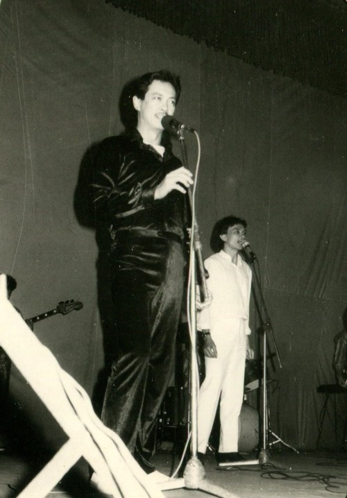 Nguyễn Chánh Tín trên một sân khấu ca nhạc. Nguyễn Chánh Tín trên một sân khấu ca nhạc.