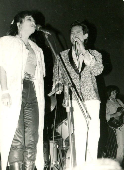 Đôi song ca "làm mưa làm gió" ở hầu hết các tụ điểm ca nhạc tại Sài Gòn. Đôi song ca "làm mưa làm gió" ở hầu hết các tụ điểm ca nhạc tại Sài Gòn.