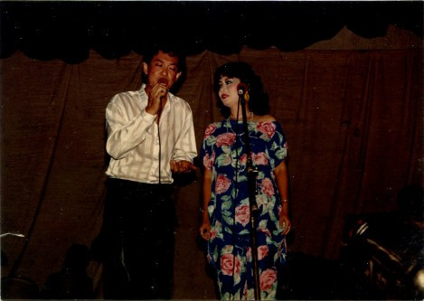 Nghệ sĩ Nguyễn Chánh Tín và vợ trên sân khấu ca nhạc thời trước. Nghệ sĩ Nguyễn Chánh Tín và vợ trên sân khấu ca nhạc thời trước.