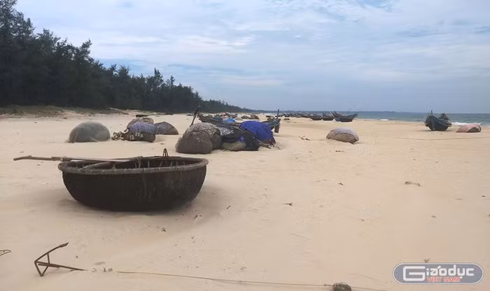 Người dân thôn Cang Gián cho rằng tái định cư nên gần biển để có thể tiếp tục vươn khơi. Ảnh: TL