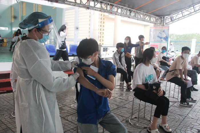 Công tác giám sát y tế sau tiêm tại một điểm tiêm chủng vắc xin Covid-19 trên địa bàn quận Sơn Trà ngày 2/11. Ảnh: AN