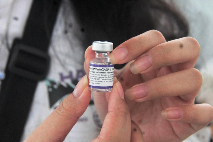 Vắc-xin Pfizer được Tổ chức Y tế thế giới (WHO) thông qua chấp thuận sử dụng trong trường hợp khẩn cấp vào ngày 31/12/2020 và được Bộ Y tế Việt Nam phê duyệt tại Quyết định số 2908/QĐ-BYT ngày 12/6/2021.