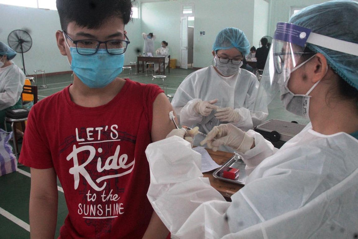 Tiêm chủng vắc-xin phòng COVID-19 không chỉ là quyền lợi đối với cá nhân mà còn là trách nhiệm đối với cộng đồng. Để chuẩn bị cho các em học sinh đến trường, việc tiêm vắc-xin phòng dịch Covid-19 sớm là biện pháp bảo vệ sức khỏe trước đại dịch.