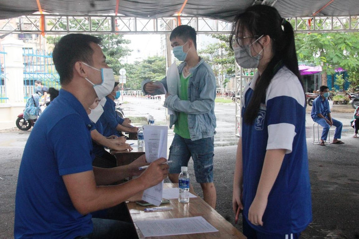 Cơ quan y tế tiến hành sàng lọc trước khi đưa trẻ vào điểm tiêm.