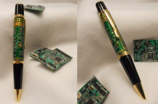 9. Bút viết Nếu bạn đang tìm kiếm một món quà đặc biệt dành tặng cho người bạn làm công viêc liên quan đến máy tính thì chiếc bút này chính là sự lựa chọn đắt giá. Chiếc bút không chỉ có thiết kế độc đáo mà còn viết cũng rất tốt và bền. Giá bán của chiếc bút là 45 đô la